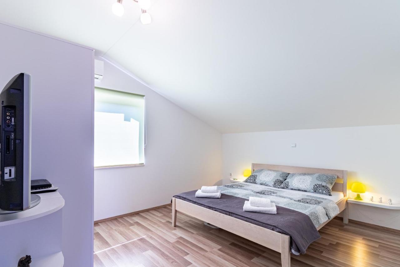 Apartments With A Parking Space Bilice, Krka - 13545 Sibenik Bagian luar foto